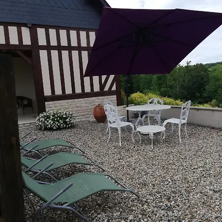 De Charme à La Cour Saint-jean *